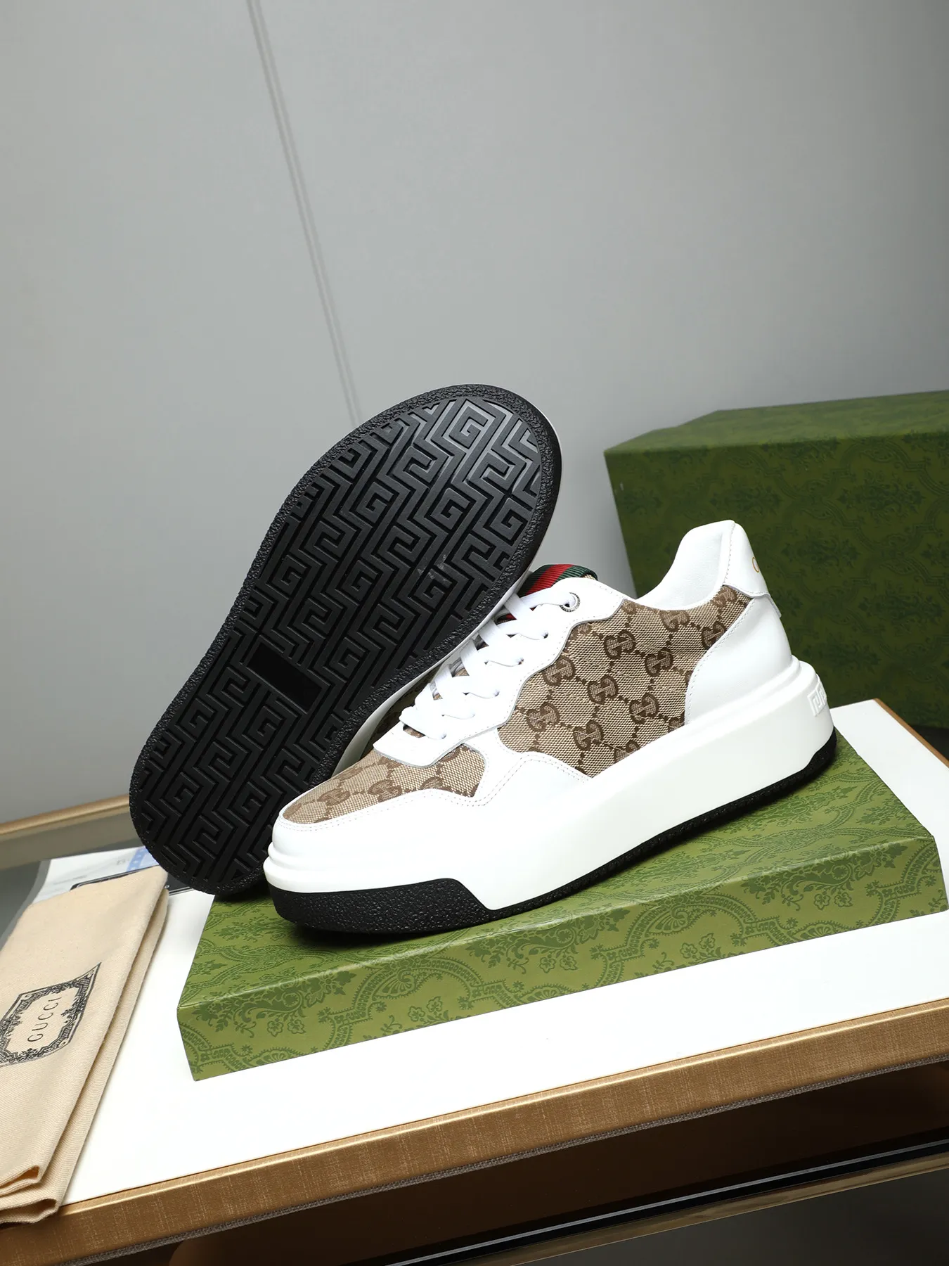 Men's shoes 💰480 New men's shoes GUCCI Fashion trend Made of first-layer calfskin ➕ washed sheep lining! The foot feels super comfortable and the workmanship is impeccable. Foam ultra-light outsole, size: 38-44 (45 customized) 4 colors to choose from!